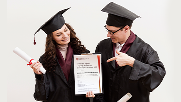 Estudiantes celebrando en evento de idiomas